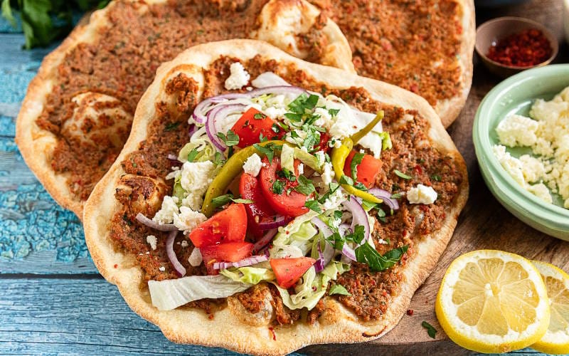 غذاهای محبوب ترکیه؛ از کوفته ترکی تا بورک و ایسکندر کباب 4 لاهماجون (Lahmacun)