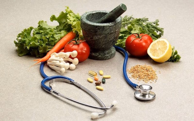 طب سنتی ایرانی در کنار پزشکی مدرن؛ مقایسه هر کدام؛ آیا طب سنتی موثر است؟ 2 مقایسه طب سنتی و پزشکی مدرن