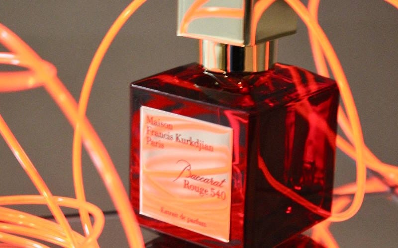 بهترین عطرهایی که می توانید بدون تست بخرید؛ برترین های بلایند بای 7 میسون فرانسیس کرکجان باکارات رژ ۵۴۰ (Maison Francis Kurkdjian Baccarat Rouge 540)
