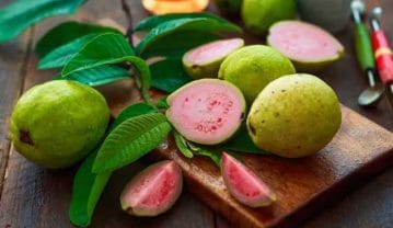 میوه گواوا چیست؟ بررسی طعم، انواع این میوه استوایی و فواید آن میوه گواوا