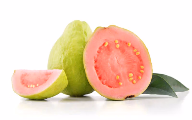 میوه گواوا چیست؟ بررسی طعم، انواع این میوه استوایی و فواید آن