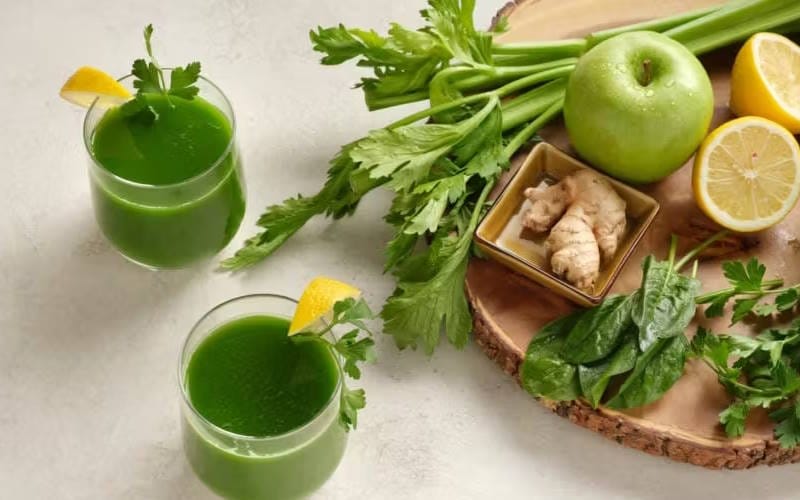 دستور تهیه نوشیدنی های انرژی زا و طبیعی خانگی (۷ نوشیدنی خانگی خوشمزه) 2 نوشیدنی اسفناج و سیب سبز