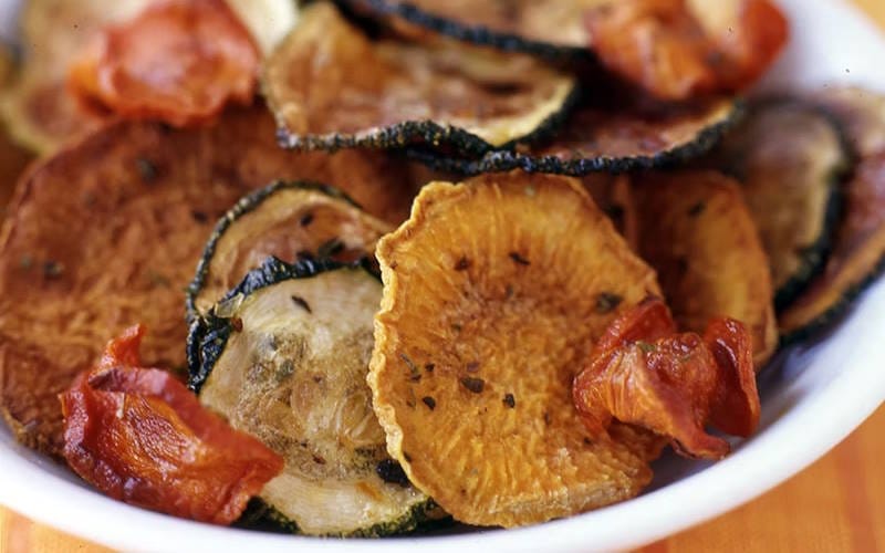 چگونه از دور ریختنی های آشپزخانه غذاهای سالم درست کنیم؟ طرز تهیه 6 خوراکی و غذا 1 چیپس پوست سبزیجات چگونه از دور ریختنی های آشپزخانه غذاهای سالم درست کنیم؟ طرز تهیه 6 خوراکی و غذا