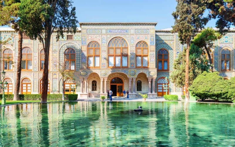 ۱۰ مکان دیدنی ایران که در فیلم ها دیده اید از تخت جمشید تا روستای ابیانه 3 کاخ گلستان تهران