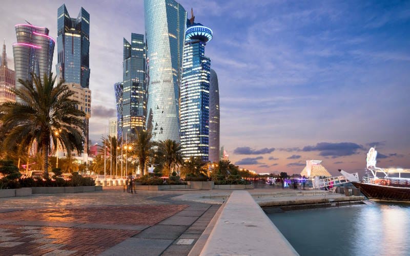 جاذبه های گردشگری قطر؛ ۱۲ مکان توریستی از موزه هنر تا پارک آبی 3 کورنیش دوحه (Doha Corniche)
