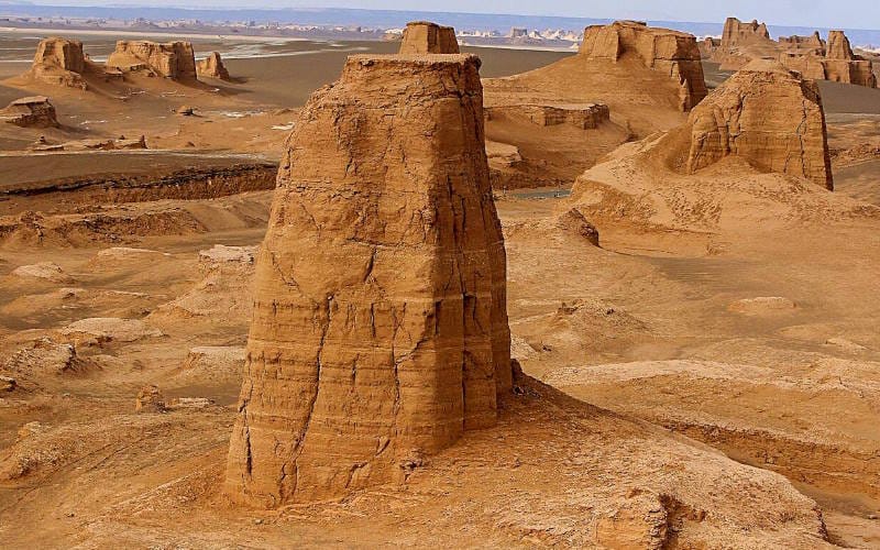 ۱۰ مکان دیدنی ایران که در فیلم ها دیده اید از تخت جمشید تا روستای ابیانه 5 کویر لوت