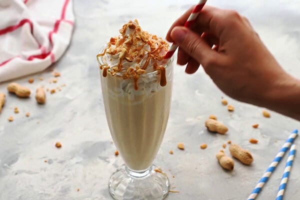 میلک شیک بادام زمینی؛ طرز تهیه مرحله به مرحله و بررسی ارزش غذایی 2 میلک شیک بادام زمینی؛ طرز تهیه مرحله به مرحله و بررسی ارزش غذایی