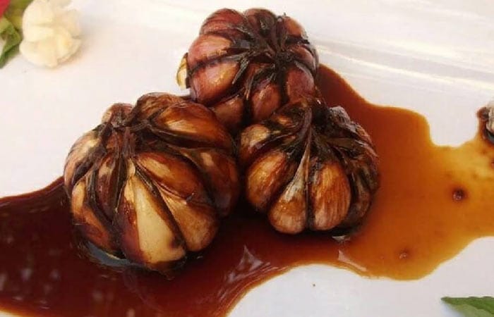 طرز تهیه سیرترشی؛ مواد و ادویه های لازم و فوت و فن برای تهیه ترشی جا افتاده 1 طرز تهیه سیرترشی؛ مواد و ادویه های لازم و فوت و فن برای تهیه ترشی جا افتاده