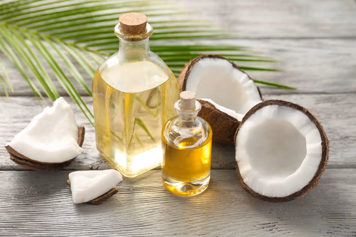 بهترین روغن های گیاهی برای لیفت صورت (۱۲ روغن برای سفتی پوست) 2 coconut oil