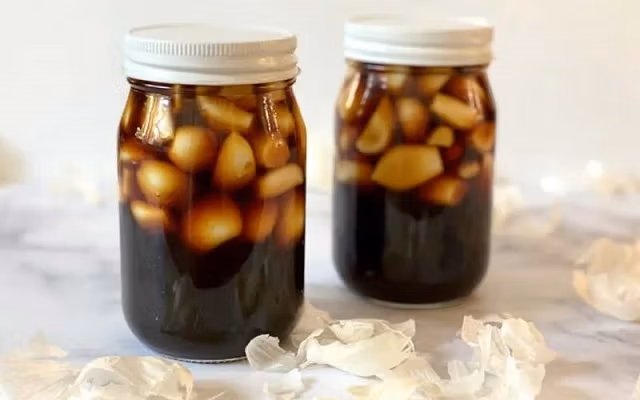 طرز تهیه سیرترشی؛ مواد و ادویه های لازم و فوت و فن برای تهیه ترشی جا افتاده 4 طرز تهیه سیرترشی؛ مواد و ادویه های لازم و فوت و فن برای تهیه ترشی جا افتاده