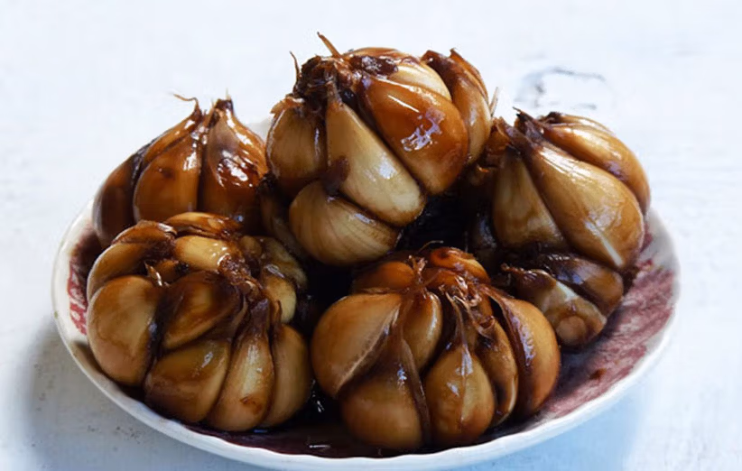 طرز تهیه سیرترشی؛ مواد و ادویه های لازم و فوت و فن برای تهیه ترشی جا افتاده 5 طرز تهیه سیرترشی؛ مواد و ادویه های لازم و فوت و فن برای تهیه ترشی جا افتاده