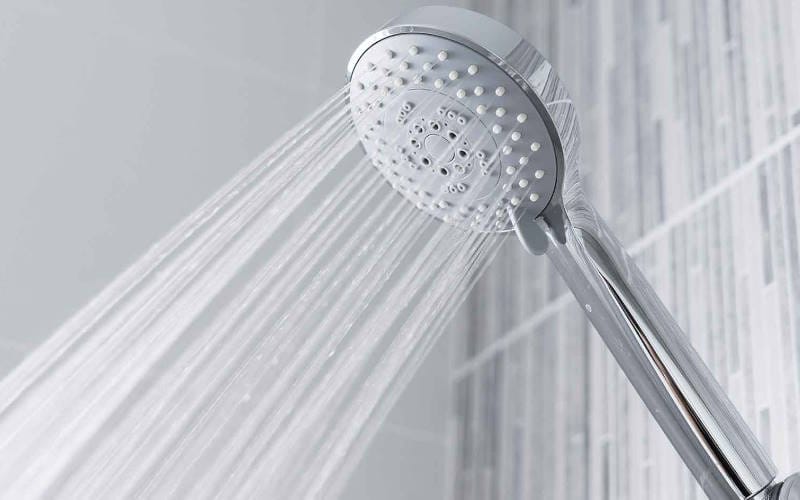 روش صحیح شستشوی پوست و استحمام؛ نکات مهم حمام بهتر 2 دوش حمام