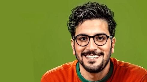 بیوگرافی امیرحسین قیاسی مجری طنز؛ از شروع فعالیت تا معروف شدن 4 زندگی شخصی