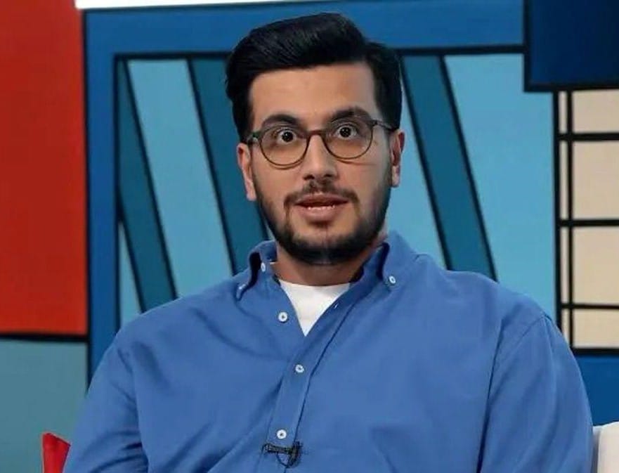 بیوگرافی امیرحسین قیاسی مجری طنز؛ از شروع فعالیت تا معروف شدن 5 شروع برنامه سازی