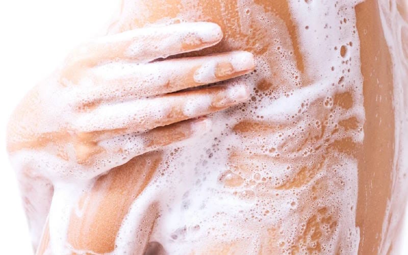 روش صحیح شستشوی پوست و استحمام؛ نکات مهم حمام بهتر 3 شست وشوی صحیح بدن