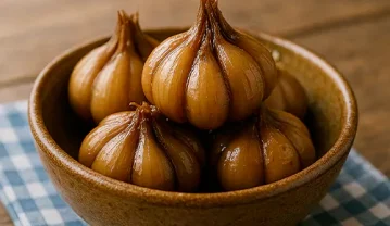 طرز تهیه سیرترشی؛ مواد و ادویه های لازم و فوت و فن برای تهیه ترشی جا افتاده طرز تهیه سیرترشی