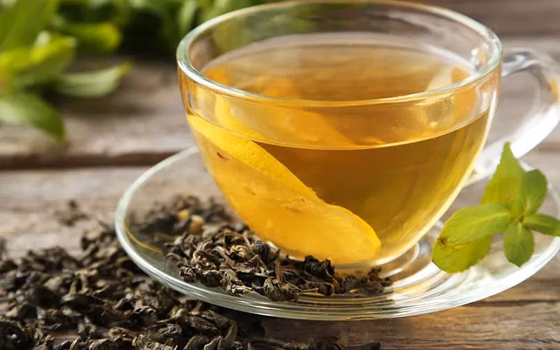 چرا قرص آنتی بیوتیک نخوریم؟ بهترین جایگزین های طبیعی بدون عوارض 3 چای سبز؛ منبع آنتی اکسیدان و ضدباکتری طبیعی