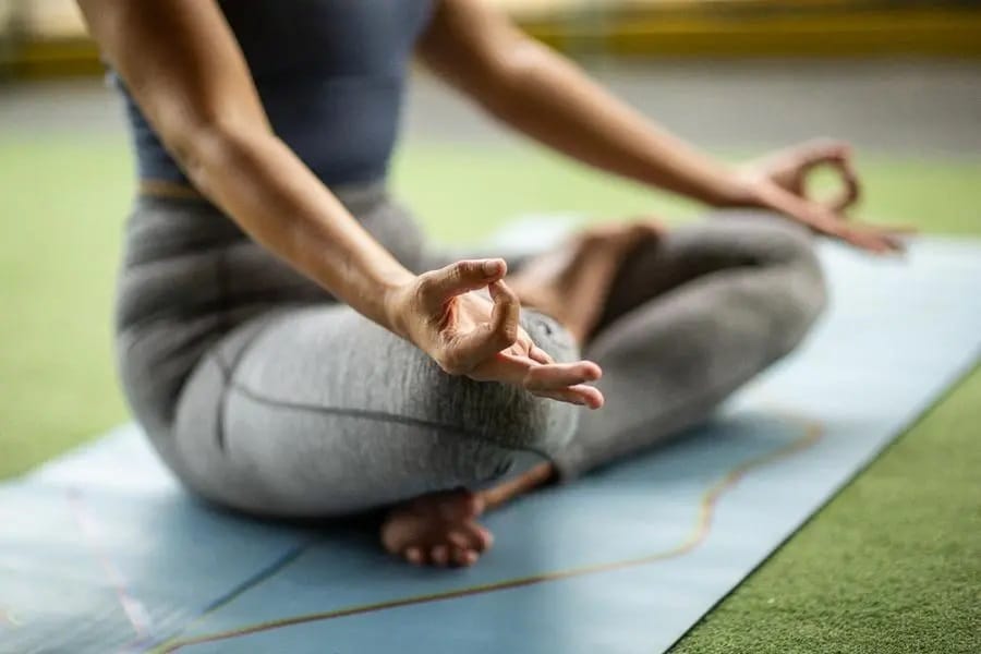 یوگا برای مدیریت تنبلی تخمدان؛ بهترین برنامه تمرینی و تغذیه مناسب