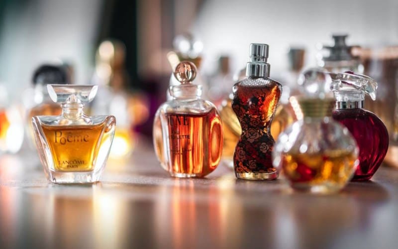 اسانس بهتر است یا ادکلن؛ عطر روغنی یا اورجینال با کیفیت تره؟
