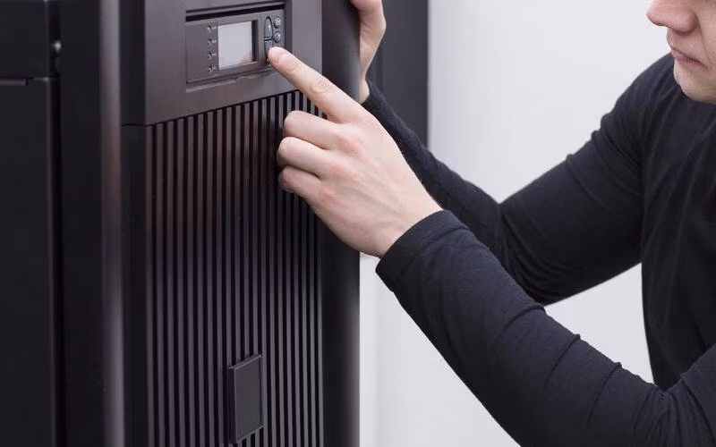 یو پی اس چیست؟ انتخاب و خرید انواع UPS برای ذخیره برق 2 انواع یو پی اس در بازار