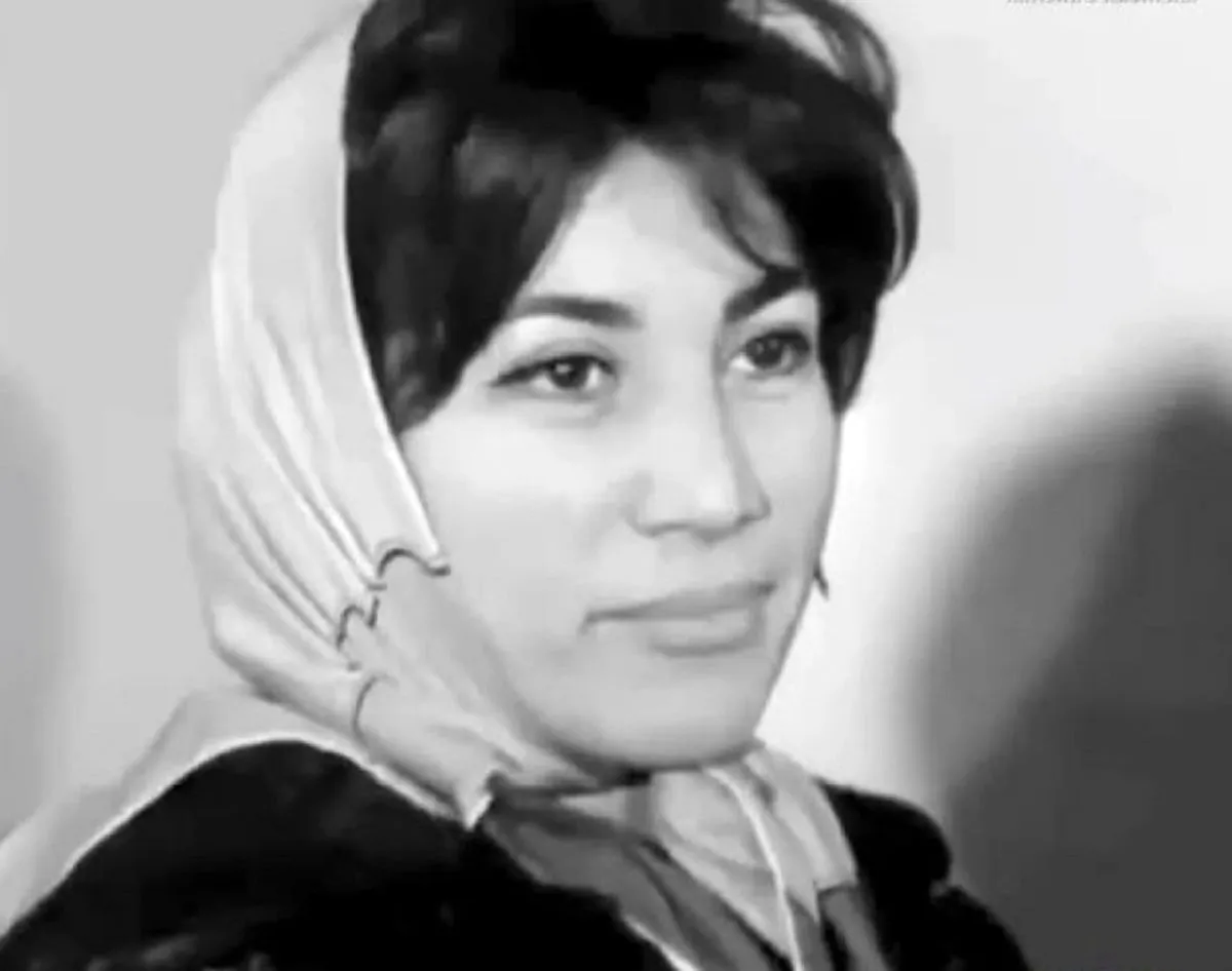 شعر شماره ۴۳ از مجموعه اشعار فروغ فرخزاد؛ ترا افسون چشمانم ز ره برده ست و میدانم ... 2 تفسیر این شعر