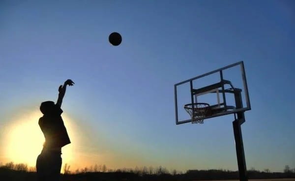 قصه بچگانه درباره بستکبال 🏀؛ داستان های کوتاه ورزشی بسکتبال 2 تیم خورشیدهای کوچک