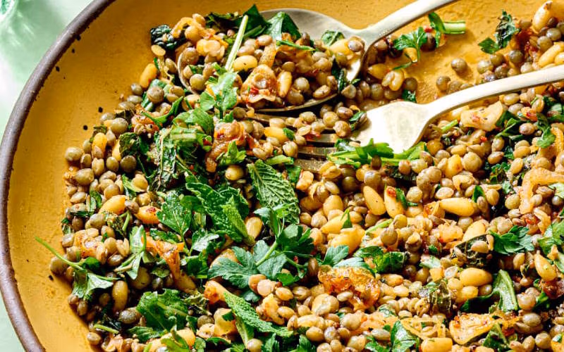 طرز تهیه انواع شام رژیمی؛ ۸ شام خوشمزه برای افراد دارای رژیم 2 خوراک عدس و سبزیجات معطر