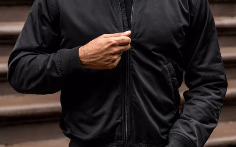 بامبر جکت چیست؟ انواع مدل و استایل با Bomber Jacket 1 فرق بامبر با سویشرت
