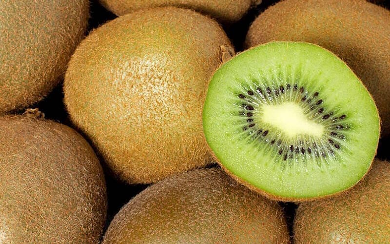بهترین میوه ها برای درمان و پیشگیری سرماخوردگی (لیست میوه های مفید) 2 کیوی