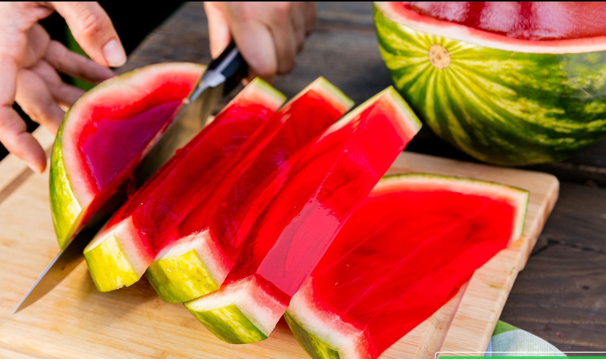 ۱۲ مدل تزیین ژله شب یلدا؛ تصاویر ایده های جذاب تزین ژله با انواع میوه 6 ۱۲ مدل تزیین ژله شب یلدا؛ تصاویر ایده های جذاب تزین ژله با انواع میوه