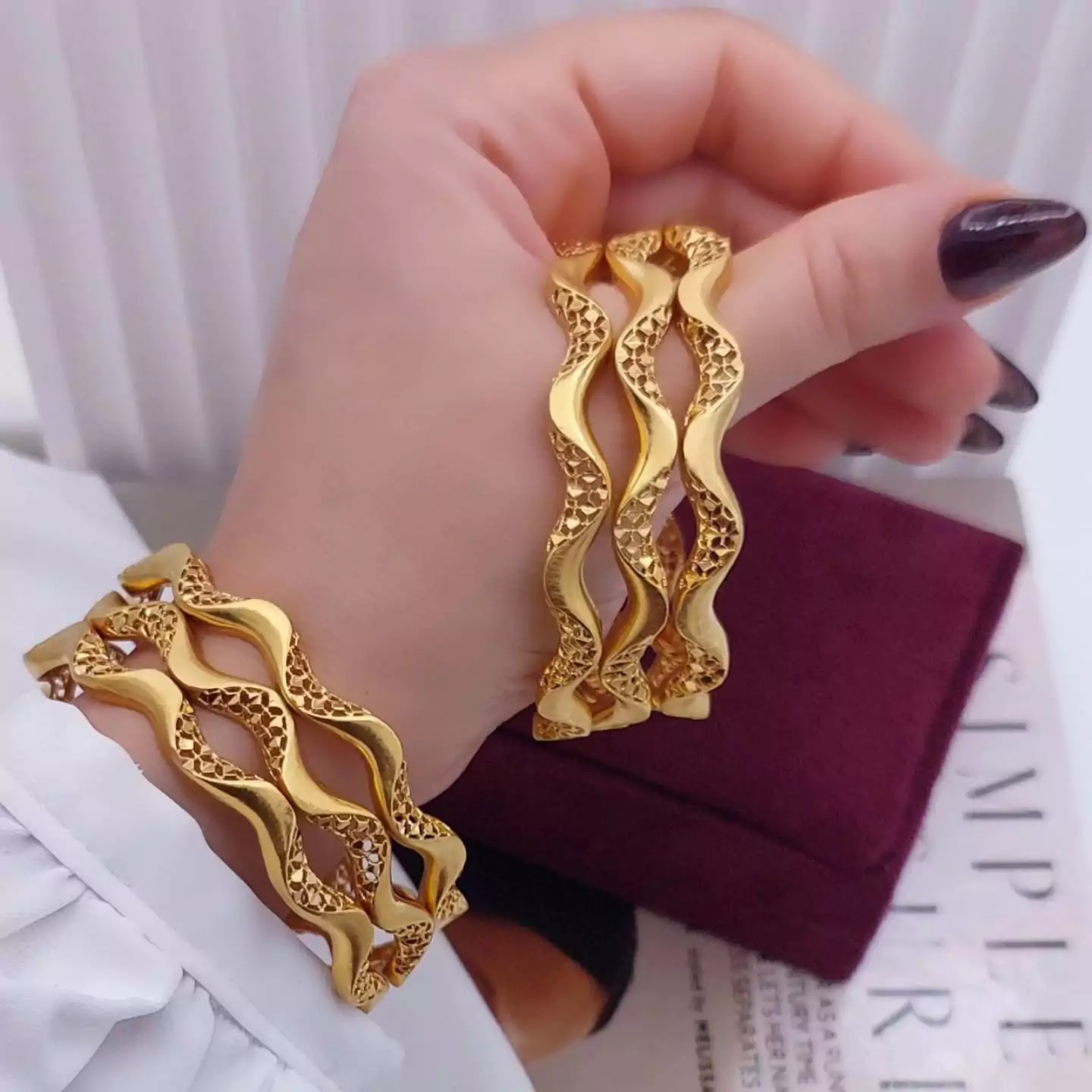 راهنمای جامع انتخاب دستبند و النگو زنانه (نکات کلیدی برای انتخاب جذاب)