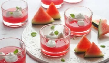 ۱۲ مدل تزیین ژله شب یلدا؛ تصاویر ایده های جذاب تزین ژله با انواع میوه تزیین ژله شب یلدا
