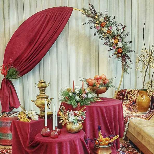 ایده های تزیین میز شب یلدا (تزیینات سنتی تا مدرن جذاب) 2 ایده های تزیین میز شب یلدا (تزیینات سنتی تا مدرن جذاب)