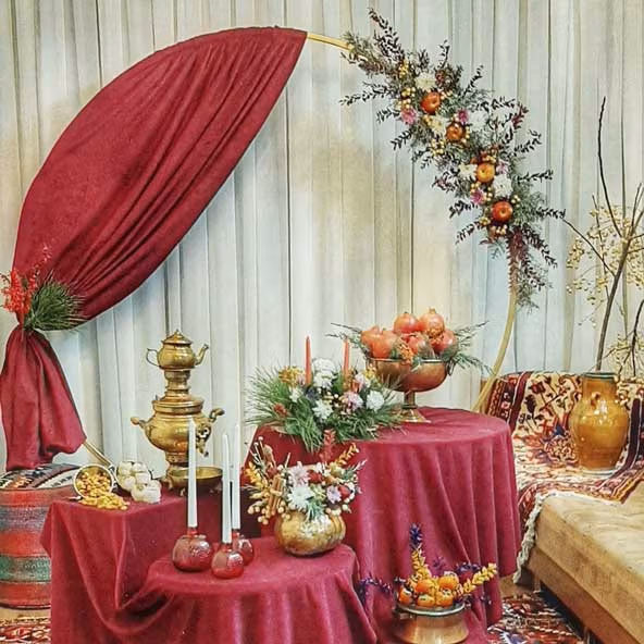 ایده های تزیین میز شب یلدا (تزیینات سنتی تا مدرن جذاب) 2 ایده های تزیین میز شب یلدا (تزیینات سنتی تا مدرن جذاب)
