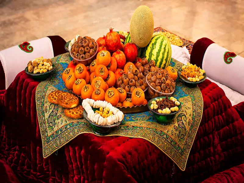 ایده های تزیین میز شب یلدا (تزیینات سنتی تا مدرن جذاب) 6 ایده های تزیین میز شب یلدا (تزیینات سنتی تا مدرن جذاب)