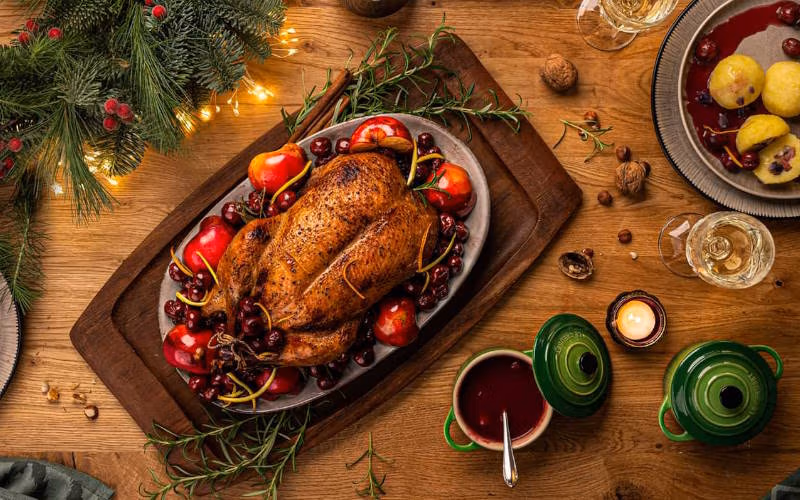 طرز تهیه انواع غذا با گوشت اردک (۱۰ غذای خوشمزه و بی نظیر با اردک) 6 اردک با سیب و دارچین