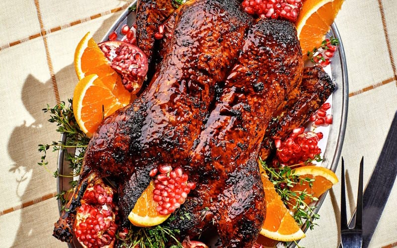 طرز تهیه انواع غذا با گوشت اردک (۱۰ غذای خوشمزه و بی نظیر با اردک) 7 اردک سرخ شده با سس انار و گردو