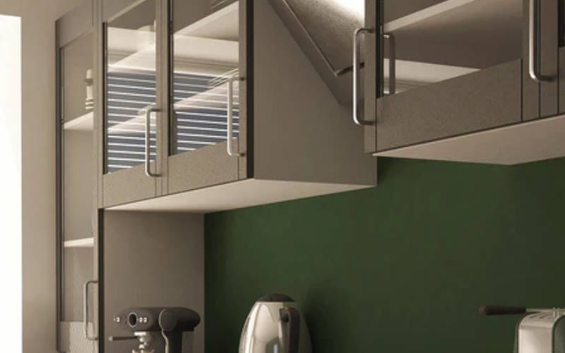 کابینت لمی گلاس چیست؟ انواع، کاربردها و نکات انتخاب 2 تفاوت کابینت پلی گلاس و لمی گلاس