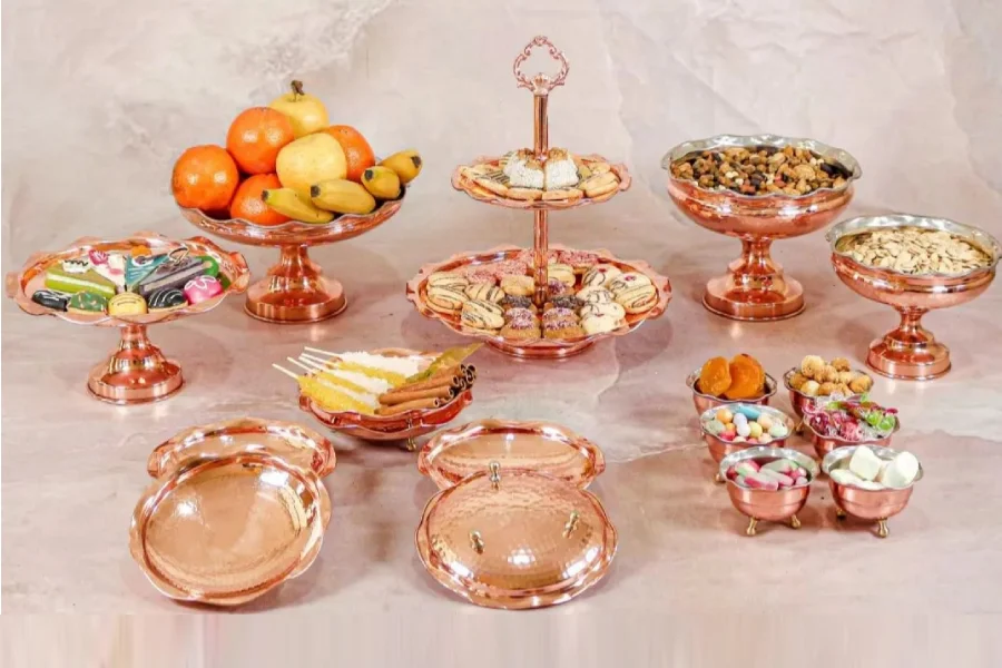 ایده های تزیین میز شب یلدا (تزیینات سنتی تا مدرن جذاب) 3 ایده های تزیین میز شب یلدا (تزیینات سنتی تا مدرن جذاب)