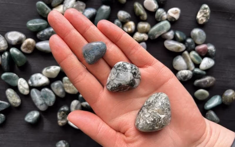 سنگ عقیق چیست؟ انواع، کاربردها، راهنمای انتخاب و تشخیص اصالت 9 عقیق خط دار و لایه ای