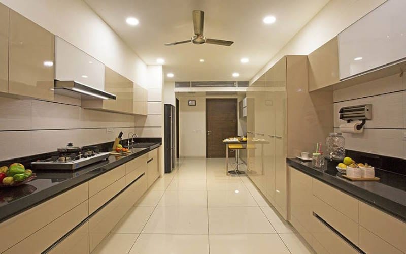 کابینت لمی گلاس چیست؟ انواع، کاربردها و نکات انتخاب 4 کابینت لمی گلاس ساده و تک رنگ