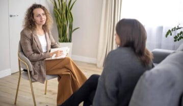 تاثیر جنسیت روانشناس بر بهبود مراجع – آیا روانشناس زن یا مرد تفاوتی با هم دارند؟