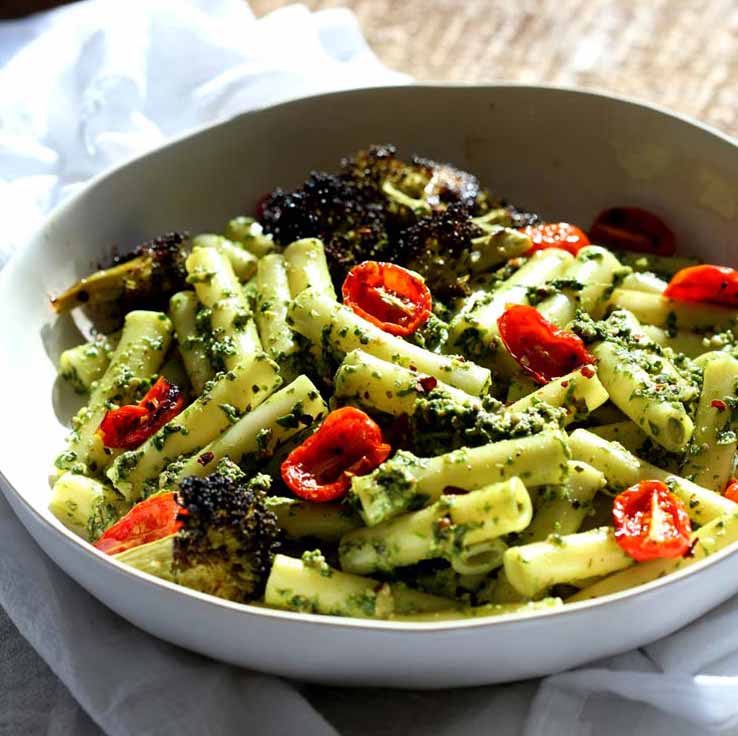 ماکارونی با سس پستو و گوجه گیلاسی (رنگارنگ)