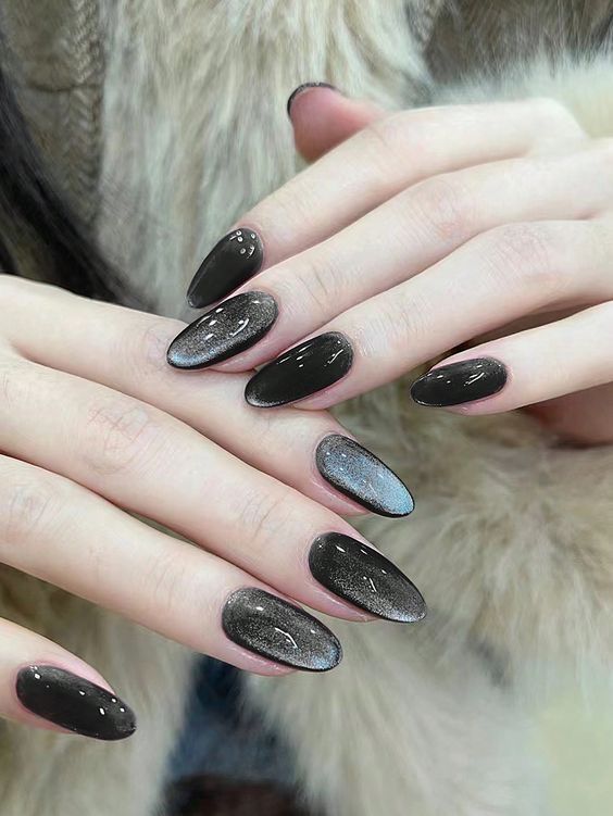مدل لاک ژل آیس مشکی چشم گربه‌ای با خط نورانی