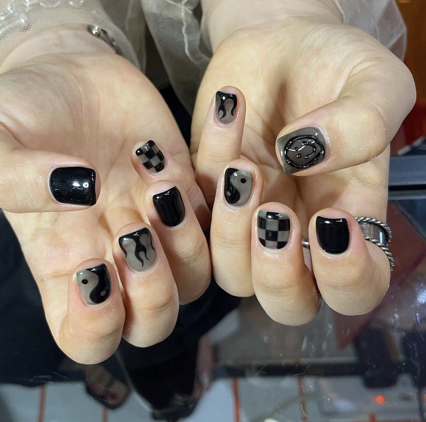 طراحی شیشه‌ای و دودی لاک ژل مشکی