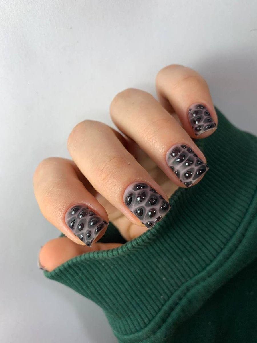 مدل چشم گربه‌ای مشکی با انعکاس نقره‌ای