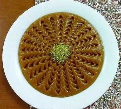 تزیین حلوا با چاقو و سیخ؛ آموزش ۲۱ مدل ساده و مجلسی 8 تزیین حلوا با خطوط موجی و نقش ساده