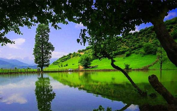 روستای استخرگاه رودبار کجاست؟ مسیر، دیدنیها و بهترین زمان سفر 4 خانههای روستایی و مه در استخرگاه رودبار