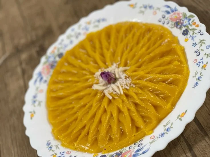 تزیین حلوا با چاقو و سیخ؛ آموزش ۲۱ مدل ساده و مجلسی 12 تزیین حلوا با نقش شطرنجی و هندسی