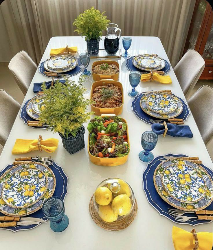 چیدمان میز شام برای مهمانی؛ از مدل رسمی تا ایرانی و مدرن 8 ایدههای چیدمان میز شام لاکچری و مینیمال؛ ایده چیدمان شماره 7